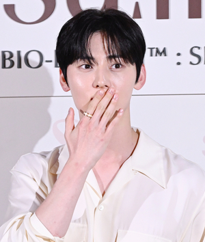 [포토] 황민현 ‘달콤한 손키스’