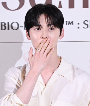 [포토] 황민현 ‘달콤한 손키스’