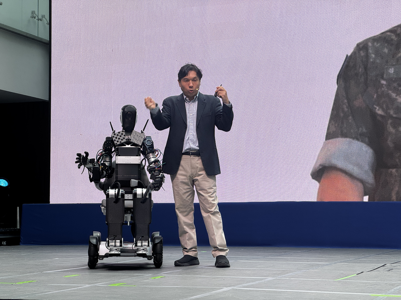 KAIST's electrical engineering professor Shim Hyun-chul showcases PIBOT, a humanoid pilot robot being developed to operate aircraft controls using flight information, during Tuesday's event held at the university's campus in Daejeon. (Lee Seung-ku/The Korea Herald)