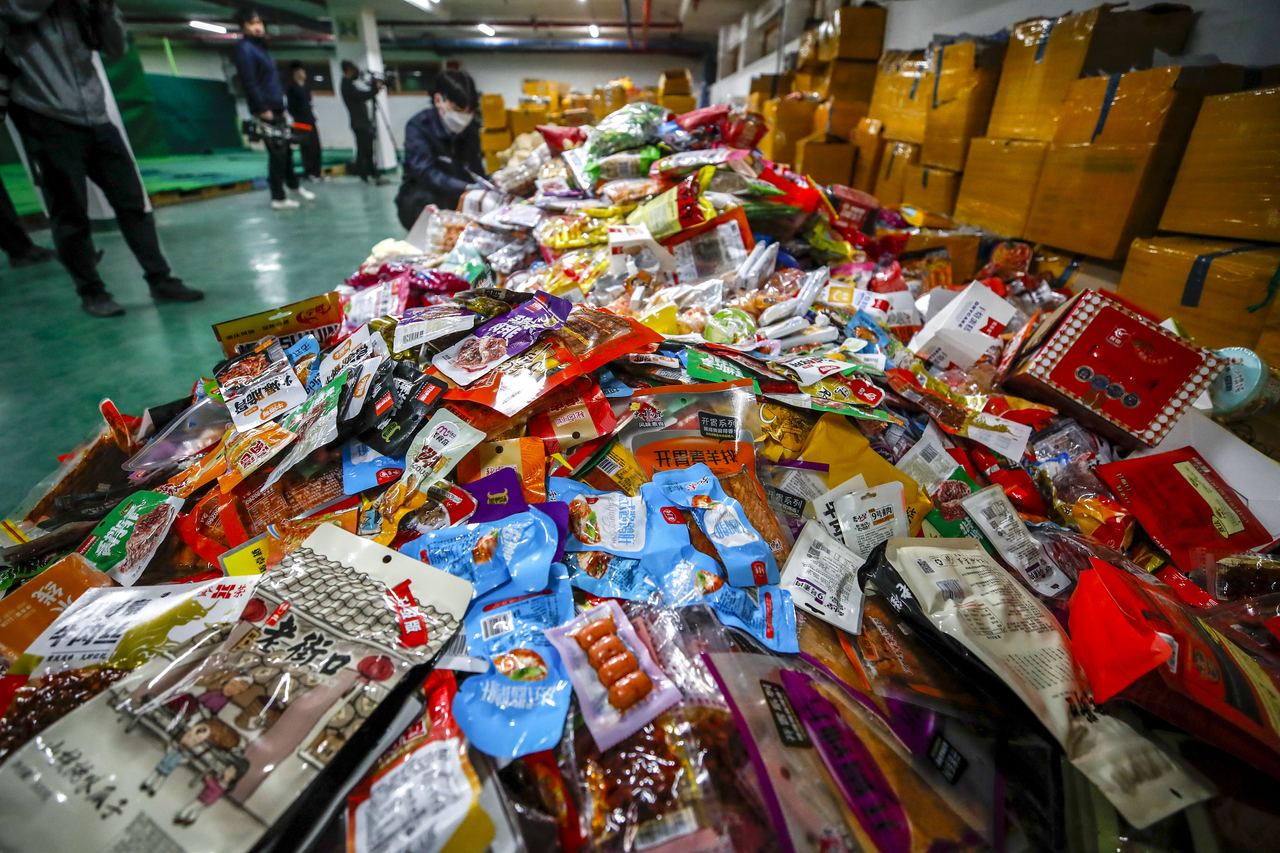 서울 강남구 본부세관 압수물 창고에서 관세청 서울본부세관 직원이 압수된 중국산 가공식품을 정리하고 있다. [뉴시스]