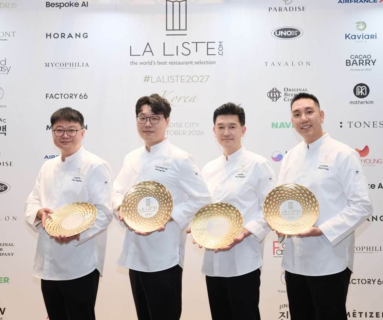 지난 12일 열린 ‘라 리스트 2027 레스토랑 한국 시상식’에 참석한 서울신라호텔 셰프들. 왼쪽부터 팔선 주홍삼 셰프, 콘티넨탈 김성현 셰프, 아리아께 문성오 셰프, 라연 차도영 셰프 [서울신라호텔 제공]