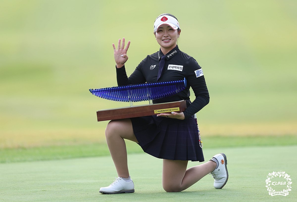 Yoo Hyun-jo poses with the trophy after winning the HJ Shipbuilding & Construction-Dongbu Construction Championship, in Yangsan, South Gyeongsang Province, Sunday.    (KLPGA)