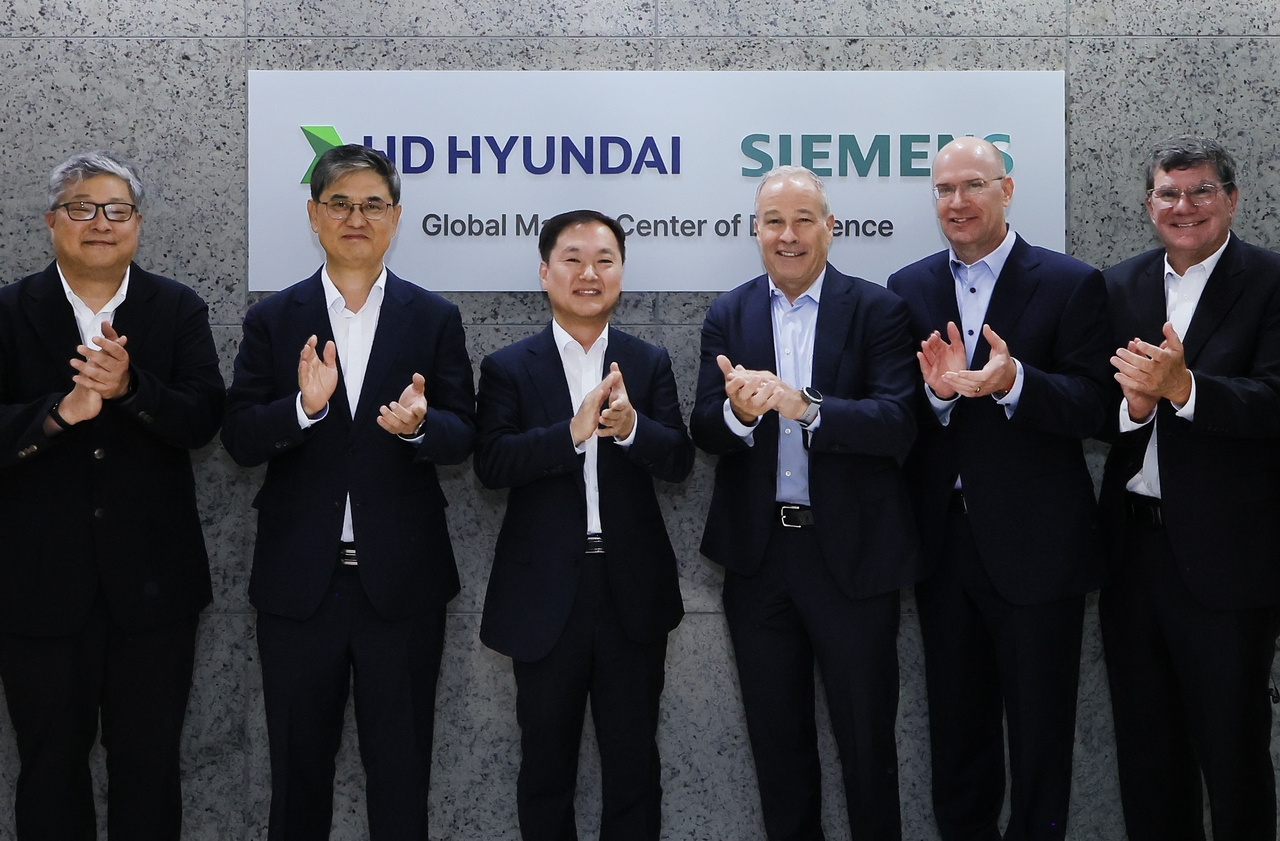 HD Korea Shipbuilding & Offshore Engineering CEO Kim Hyung-kwan (third from left), Siemens Chief Revenue Officer Robert Jones (fourth from left) and other officials pose for a photo at the opening ceremony of the Global Marine Center in Haeundae-gu, Busan, on Tuesday. (HD Hyundai)
