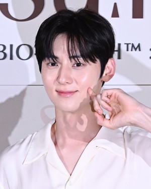 [포토] 황민현 ‘볼콕은 기본입니다’