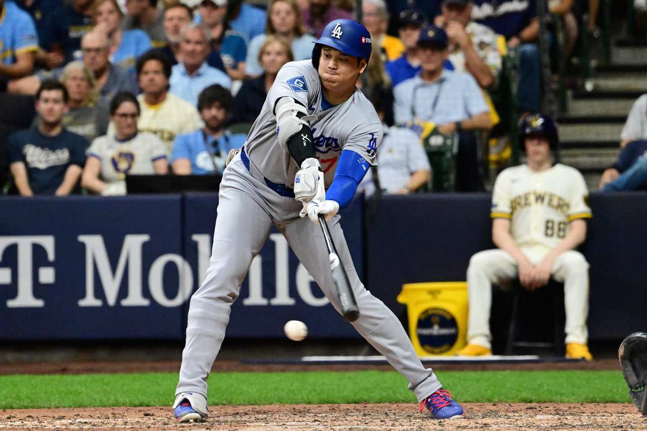 Los Angeles Dodgers’ Shohei Ohtani strikes out against the Milwaukee Brewers, in Milwaukee, Wisconsin, Monday.   (Reuters-Yonhap)