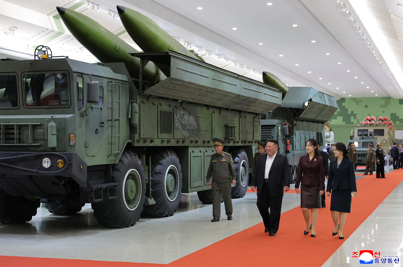 North Korean leader Kim Jong-un (3rd from R), alongside his wife and daughter, inspect a newly built defense museum, in this photo carried by the Korean Central News Agency on Tuesday. (Yonhap)