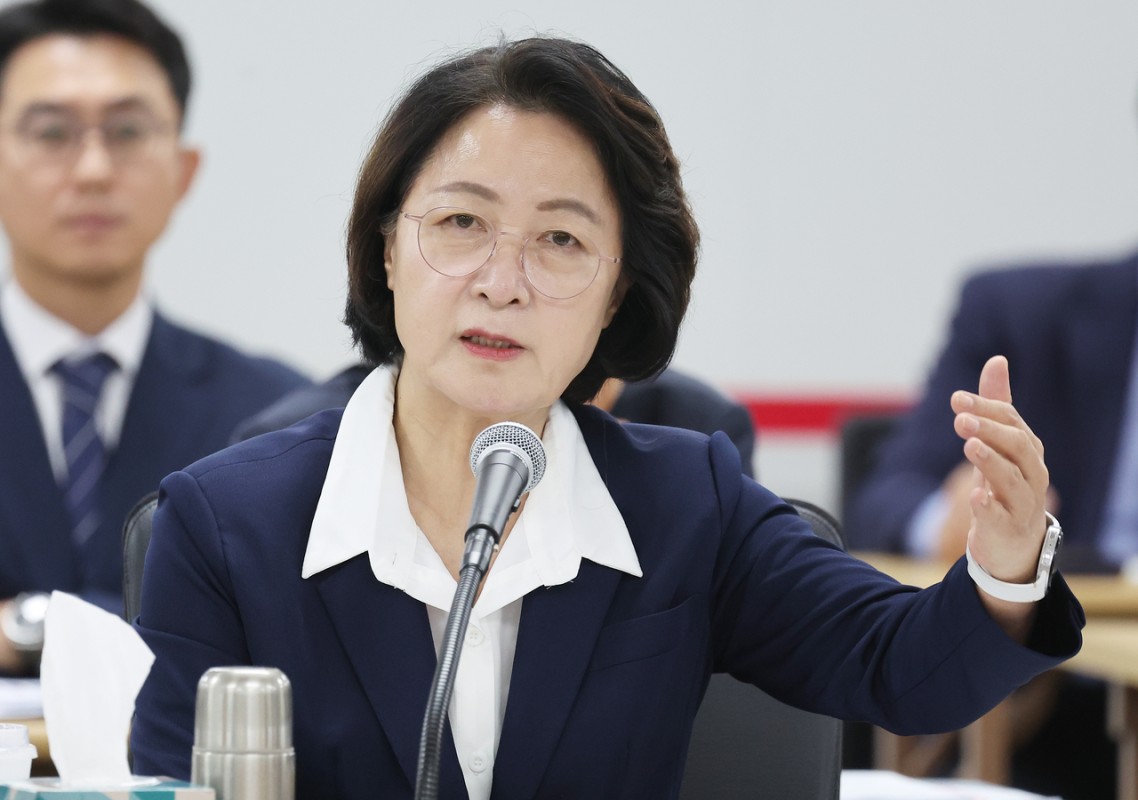 국감 데뷔 추미애 “도정 한 치 소홀함 없어…호화 관사 아니다”