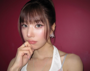 권은비, 코가 얼굴의 반..이목구비 진짜 화려하네