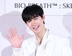 [포토] 이제훈 ‘달콤한 손인사’