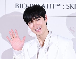[포토] 이제훈 ‘달콤한 손인사’