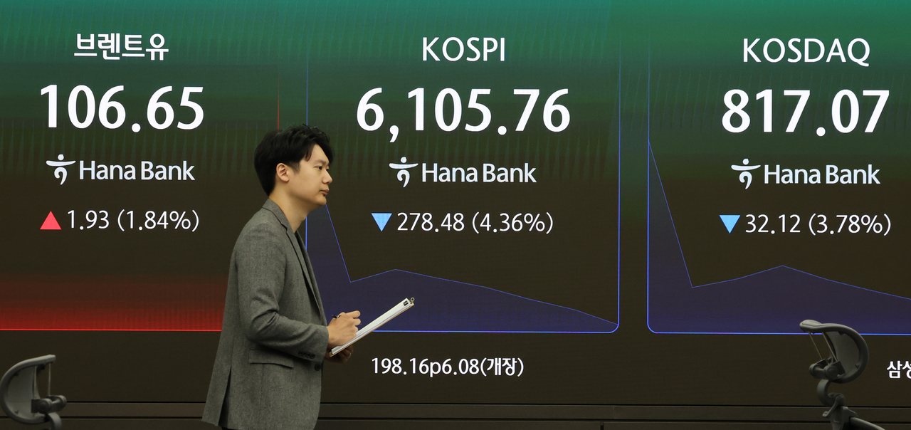 An electronic board showing the Korea Composite Stock Price Index at a dealing room of the Hana Bank headquarters in Seoul on Tuesday. (Yonhap)