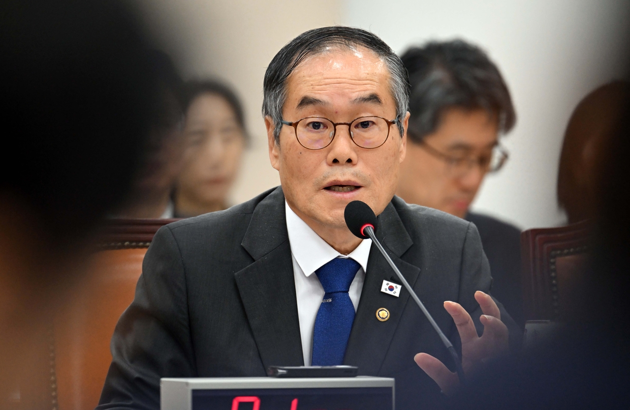 이용철 방위사업청장이 13일 오전 서울 여의도 국회 국방위원회 방위사업청 등 국정감사에서 의원들의 질의에 답변하고 있다. 이상섭 기자