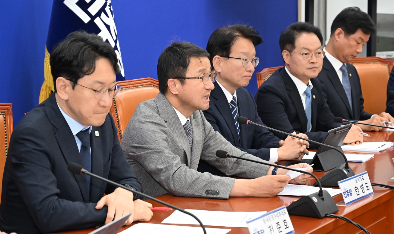Han Byung-do, floor leader of the Democratic Party of Korea, delivers opening remarks at a national audit strategy meeting at the National Assembly in Yeouido, Seoul, on Tuesday morning. (Lee Sang-sub)
