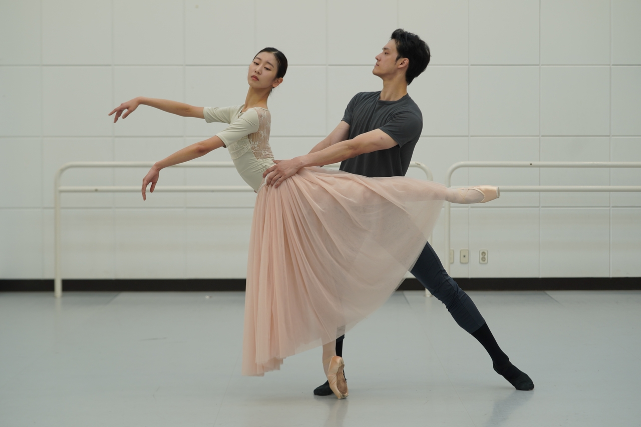 Lee Eun-seo (left) and Lee Jae-woo rehearse a scene from “Giselle.” (Korea National Ballet)
