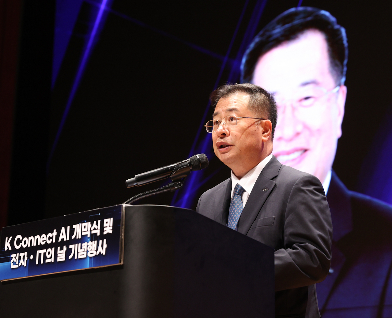 강경성 코트라 사장이 13일 서울 코엑스에서 열린 ‘K-커넥트 AI’ 통합 개막식에서 축사를 하고 있다. 이번 행사는 반도체부터 로봇까지 5개 전문 전시회를 연계해 산업 인공지능(AI) 기술과 활용 사례를 선보인다. [코트라 제공]