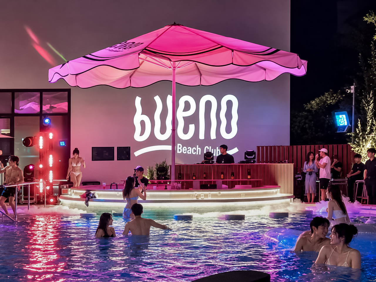 A nighttime view of Bueno Beach Club [Hanwha Hotels & Resorts]