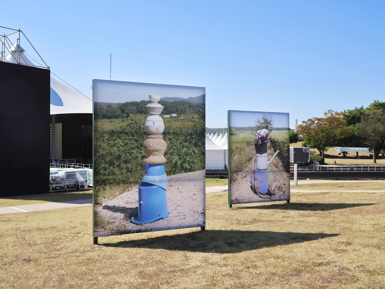 Installation view of “DMZ Open Exhibition: Staging” at Imjingak Pyeonghwa Nuri in Paju, Gyeonggi Province (Gyeonggi Province)
