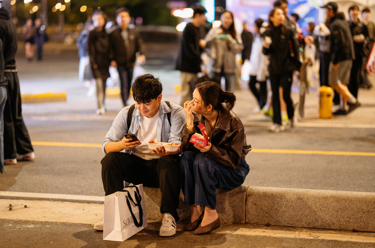 Participants enjoy the Car-free Jamsu Bridge Ttubeok-ttubeok Festival. (Seoul Metropolitan Government)