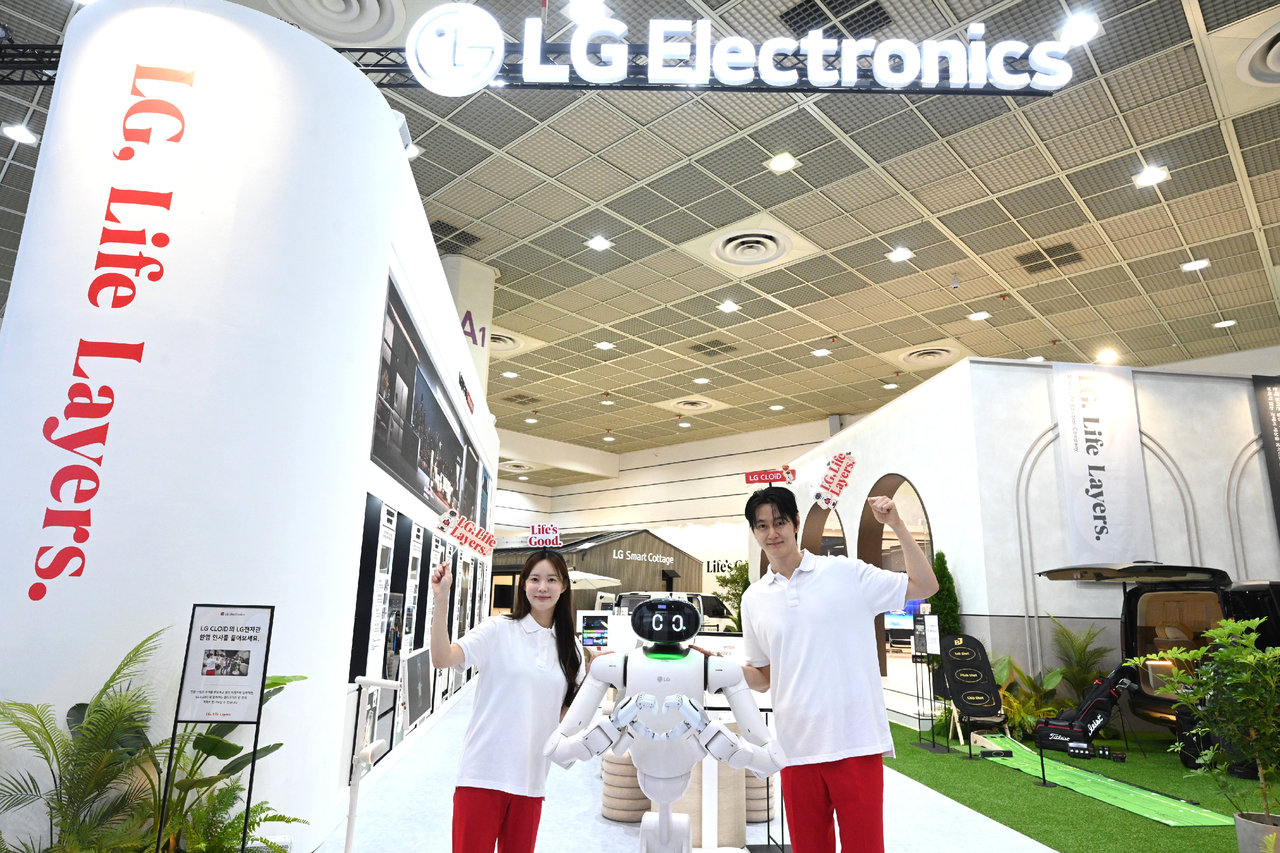 LG전자가 13일 서울 강남구 코엑스에서 열린 ‘제57회 한국전자전(KES 2026)’에서 홈 로봇 ‘클로이드(CLOiD)’와 함께 가전 및 B2B 사업·기술을 선보였다. [LG전자 제공]