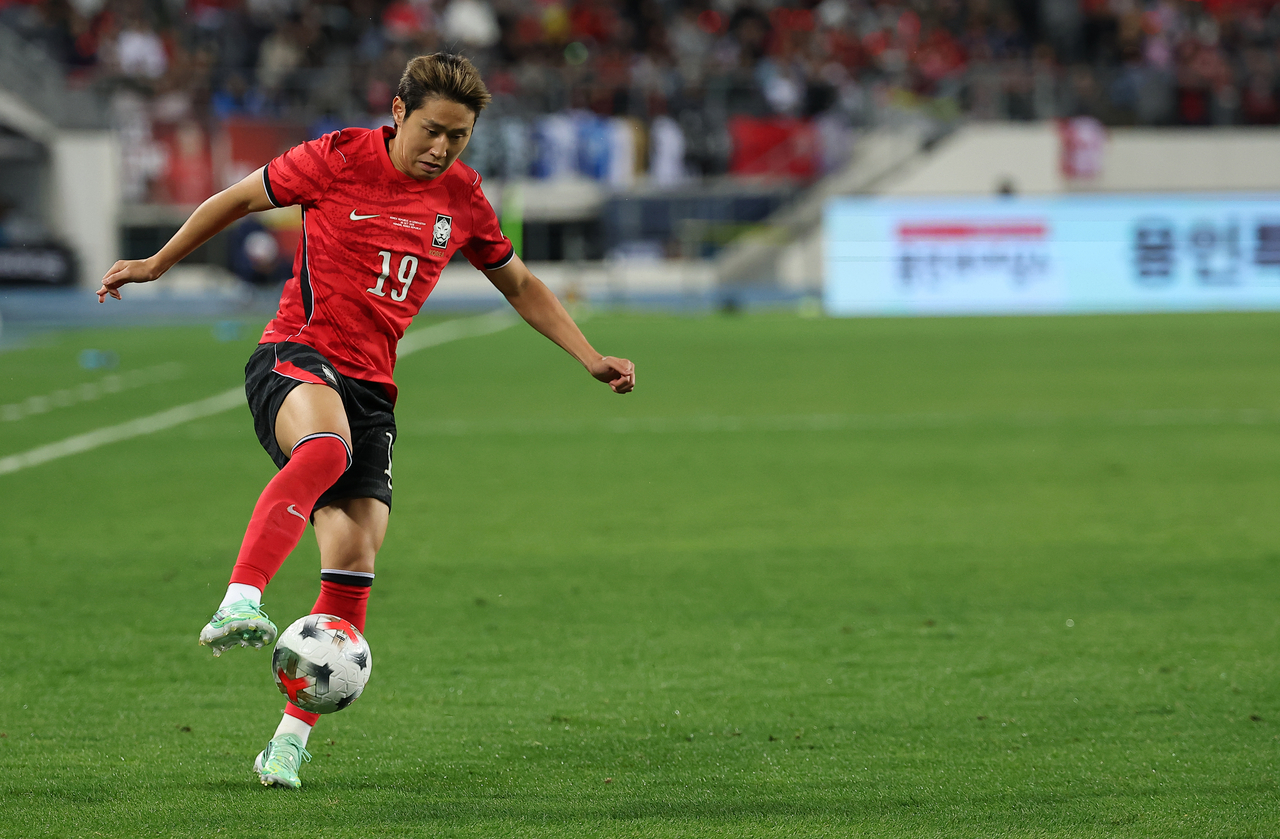 Lee Kang-in of South Korea dribbles the ball against Uzbekistan during the teams' football friendly match at Yongin Mireu Stadium in Yongin, Gyeonggi Province, on Oct. 6. (Yonhap)