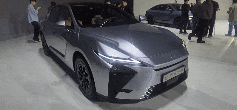 13일 서울 광진구 워커힐 호텔앤리조트에 전시된 렉서스 ‘올 뉴 ES 350h AWD’ 전면부. 기존 스핀들 그릴을 차체 전체로 확장한 ‘스핀들 보디’ 디자인이 적용됐다. 정경수 기자