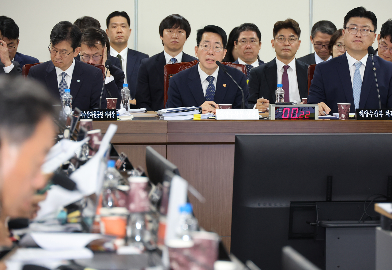 12일 부산 동구 해양수산부 별관에서 열린 국회 농해수위의 해수부 국정감사에서 황종우 장관이 의원 질의에 답변하고 있다. [연합]