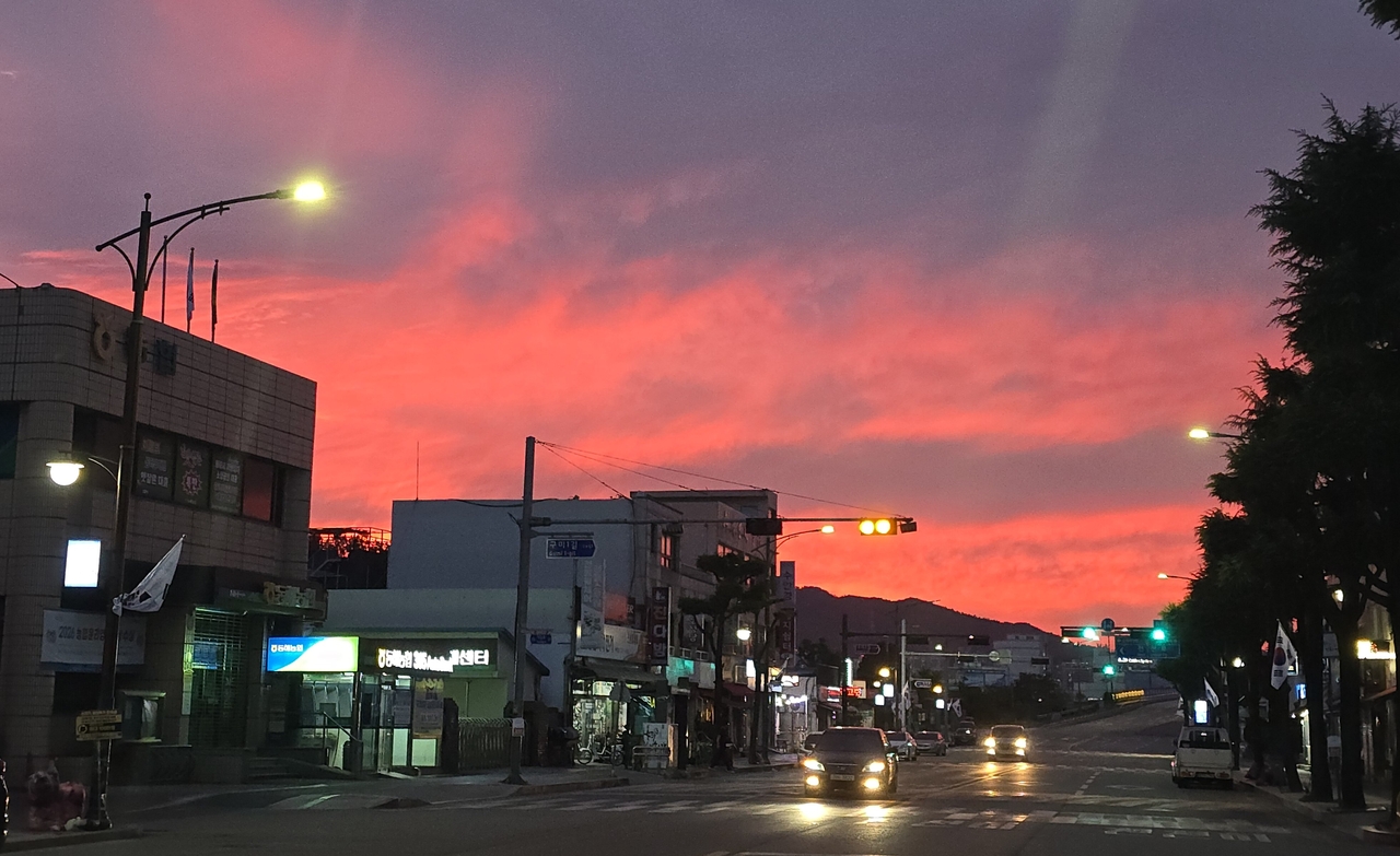 A crimson sunset settles over the empty grounds of Donghae's Bukpyeong Market after the day's trading ends. The market — the largest five-day market in the country — is held on days ending in 3 and 8: Oct. 13, 18, 23 and 28 this month.