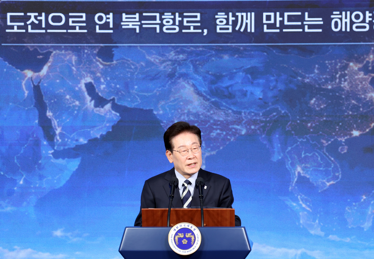 President Lee Jae Myung delivers remarks at a ceremony in Busan on Tuesday welcoming the return of a South Korean vessel after completing a round-trip voyage to Europe via the Arctic shipping route.  (Pool photo via Yonhap)