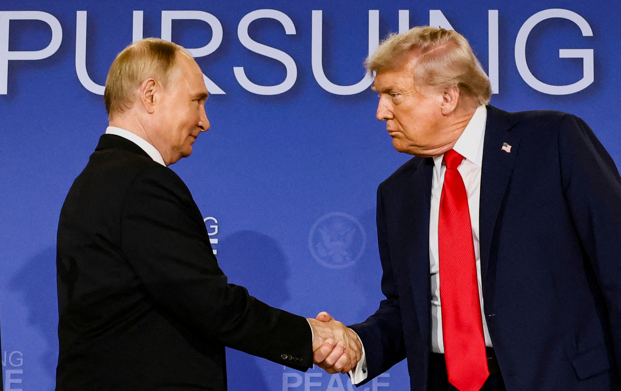 US President Donald Trump (right) and Russian President Vladimir Putin shake hands during a press conference in Anchorage, Alaska, US in August 2025. (Reuters-Yonhap)