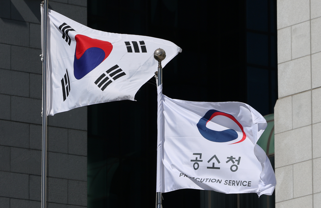 2일 출범한 서울 서초구 공소청에서 깃발이 날리고 있다. [연합]