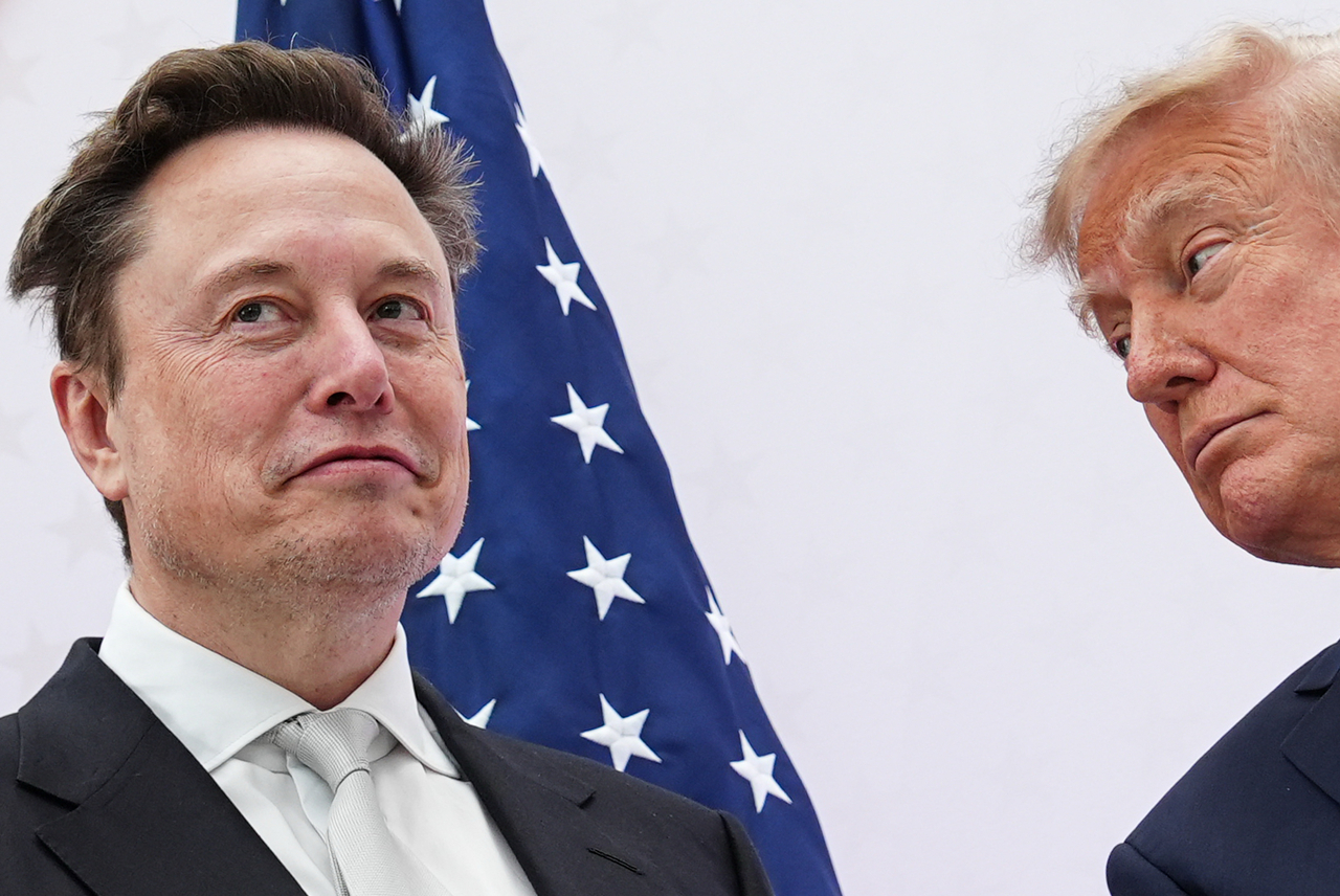 US President Donald Trump (right) presents the National Medal of Science to Elon Musk at the US Institute of Peace in Washington on Thursday. (AP-Yonhap)