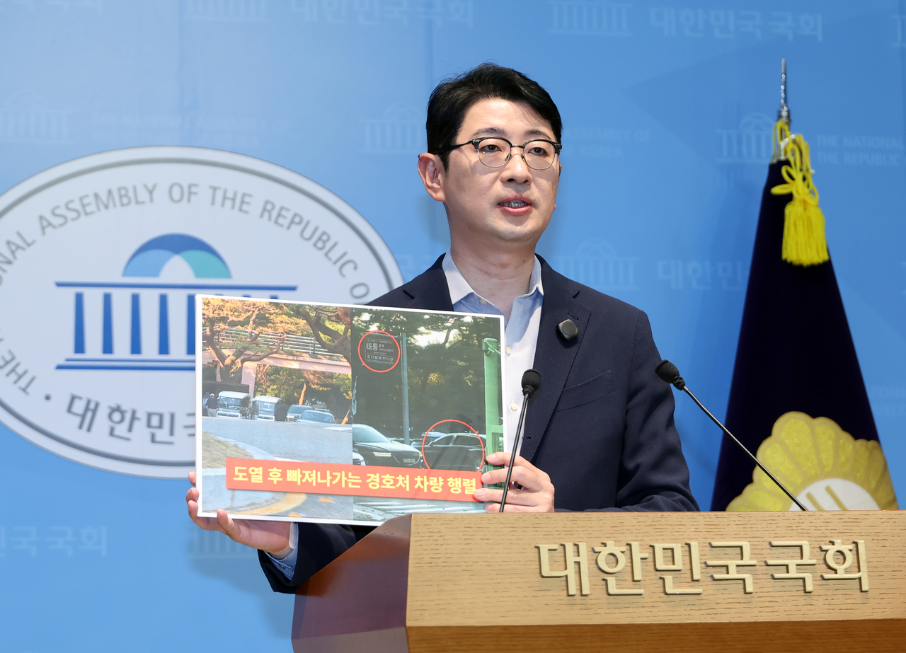 주진우 국민의힘 의원이 11일 국회 소통관에서 기자회견을 열고 “지난 10일 대구 천장 붕괴 사고 때 이재명 대통령이 태릉 cc에서 황제 골프를 쳤다”고 주장하고 있다. [연합]