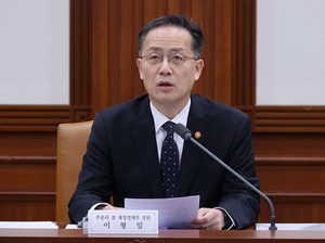 이형일 “韓 성장률, 세계 웃돌면 16년 만…양극화 대응에 역량 총동원”