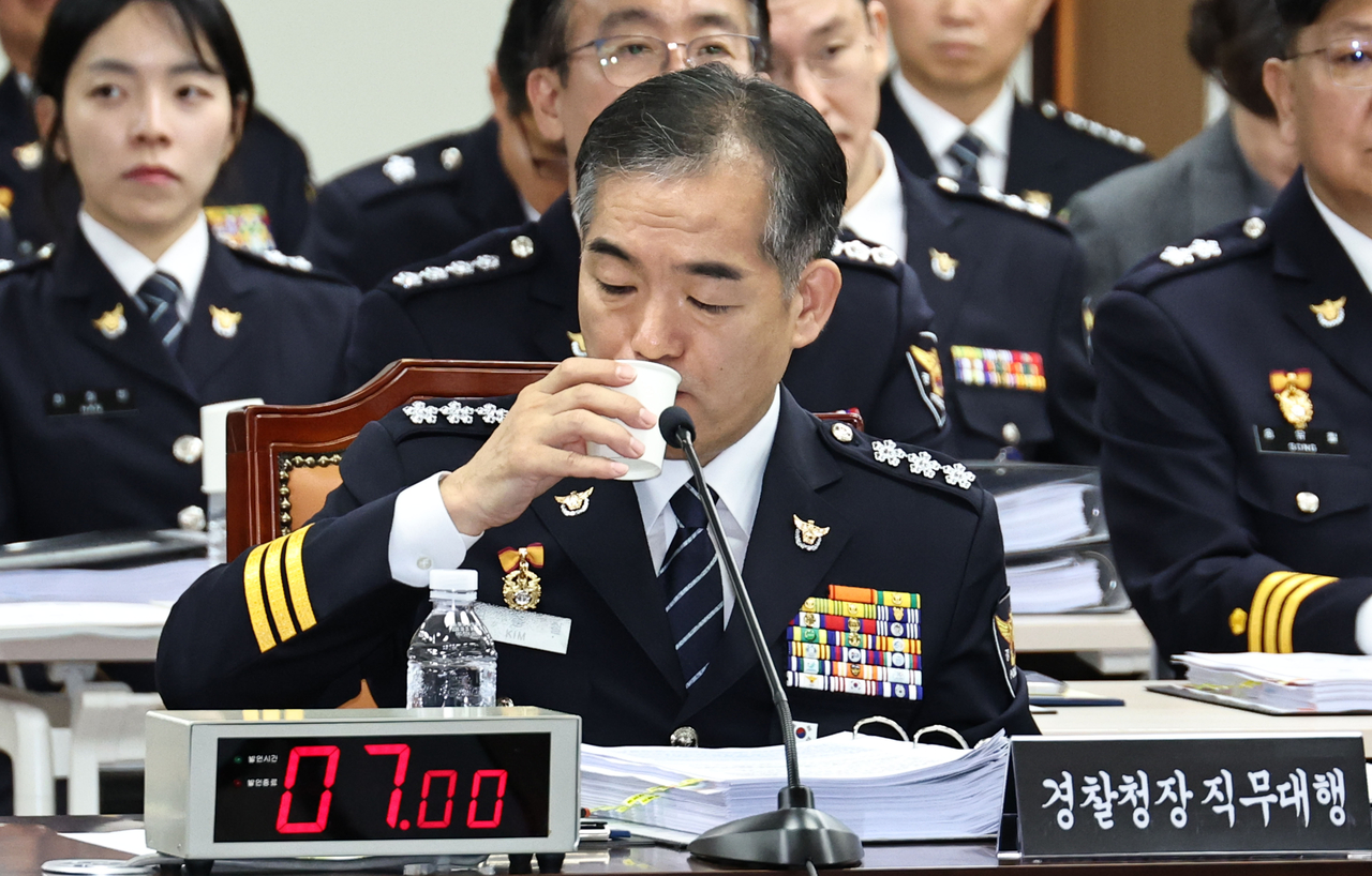 김종철 경찰청장 직무대행이 지난 12일 서울 서대문구 경찰청에서 열린 국회 행정안전위원회 경찰청 대상 국정감사에서 물을 마시고 있다. [연합]