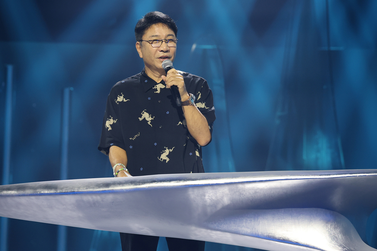 이수만 A2O엔터테인먼트 키 프로듀서가 12일 경기도 고양시 킨텍스에서 열린 A2O엔터테인먼트 아이돌 그룹 글로벌 데뷔쇼 ‘웰컴 투 소울라이트 프롬 A2O 소울 A2O 라이트’(WELCOME TO SOULITE From A2O SOUL A2O LITE)에서 인사말을 하고 있다. [연합]