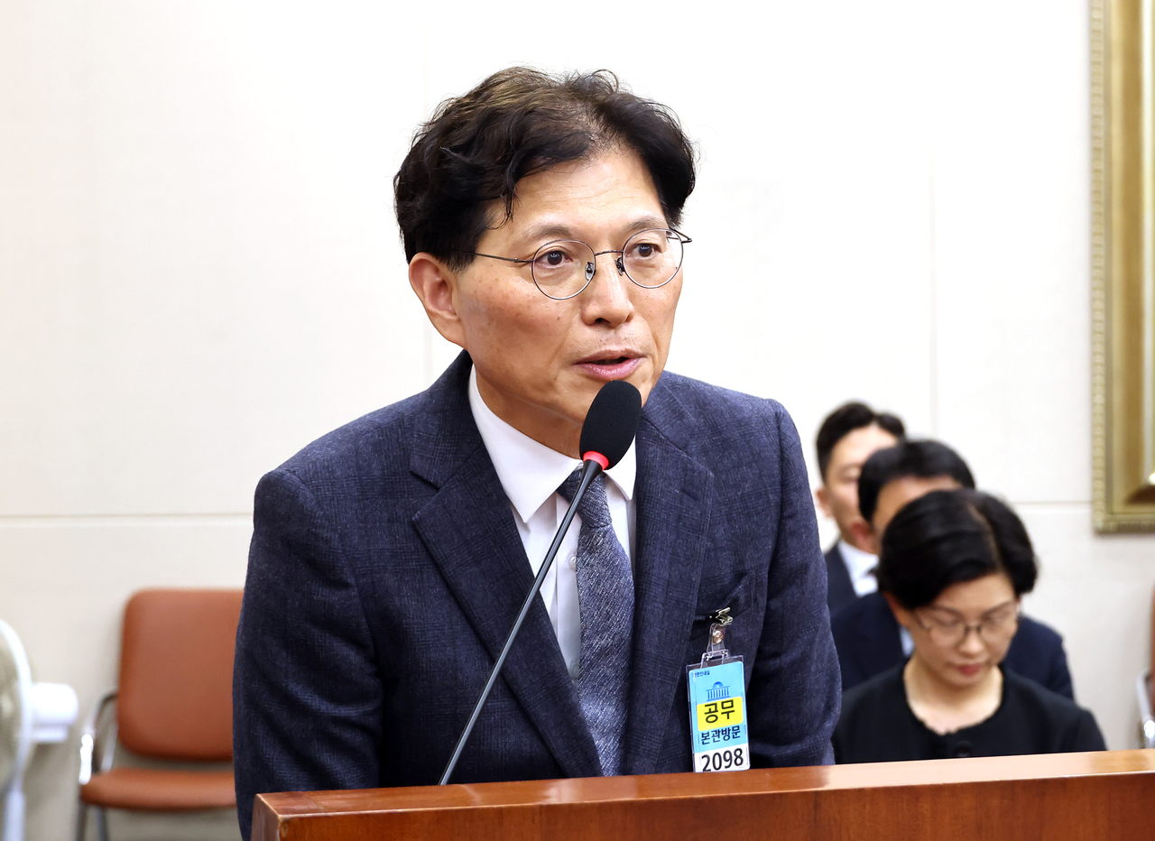 GS Retail Executive Vice President Oh Jin-seok answers questions from lawmakers during a National Assembly audit of the Financial Services Commission on Monday. [Yonhap]