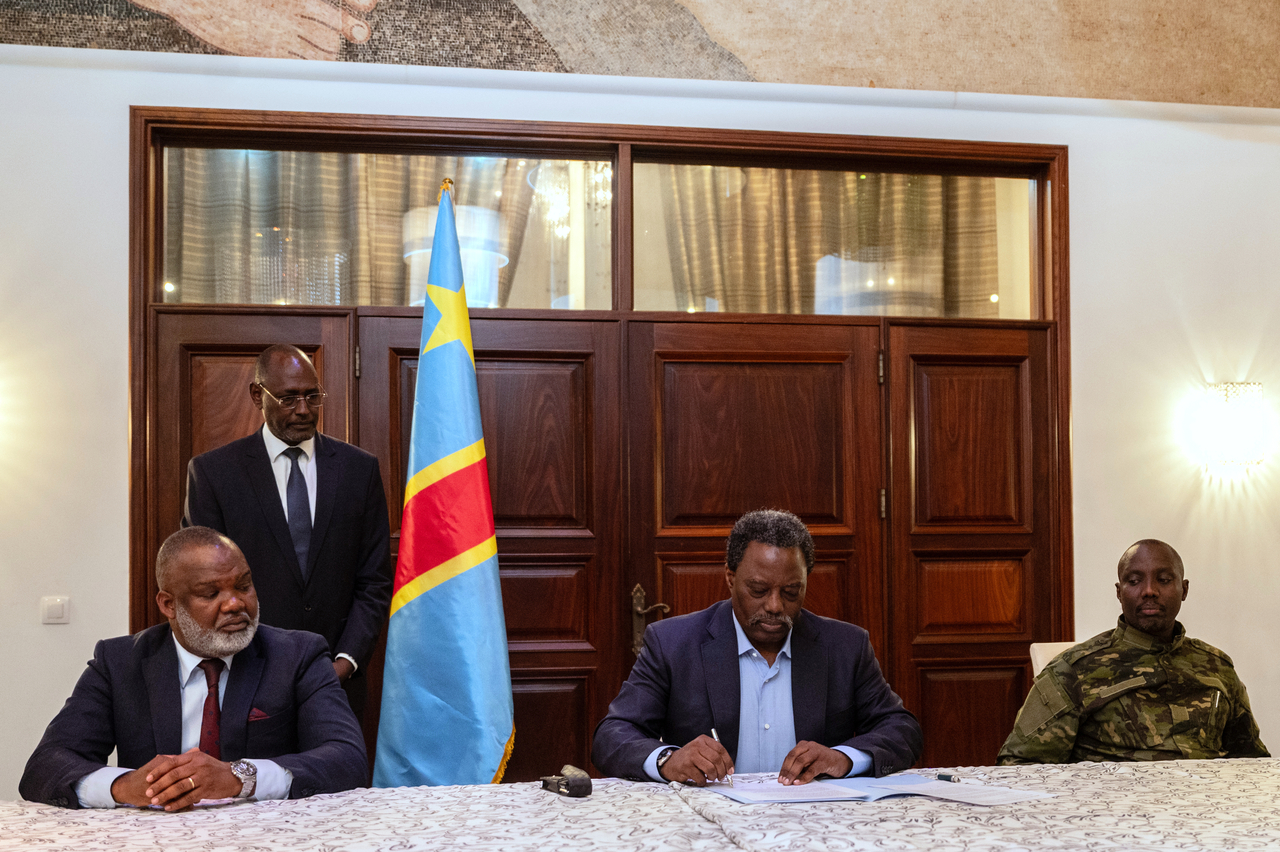 Former Congo President  Joseph Kabila (center) signs a document in Goma, Congo, Monday. (AP-Yonhap)