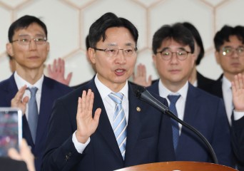 임광현 국세청장이 13일 세종시 정부세종청사에서 열린 국회 재정경제기획위원회의 국세청에 대한 국정감사에서 증인선서를 하고 있다.  [연합]