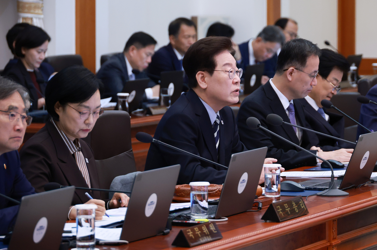 이재명 대통령이 13일 청와대에서 열린 국무회의에서 발언하고 있다.  [연합]