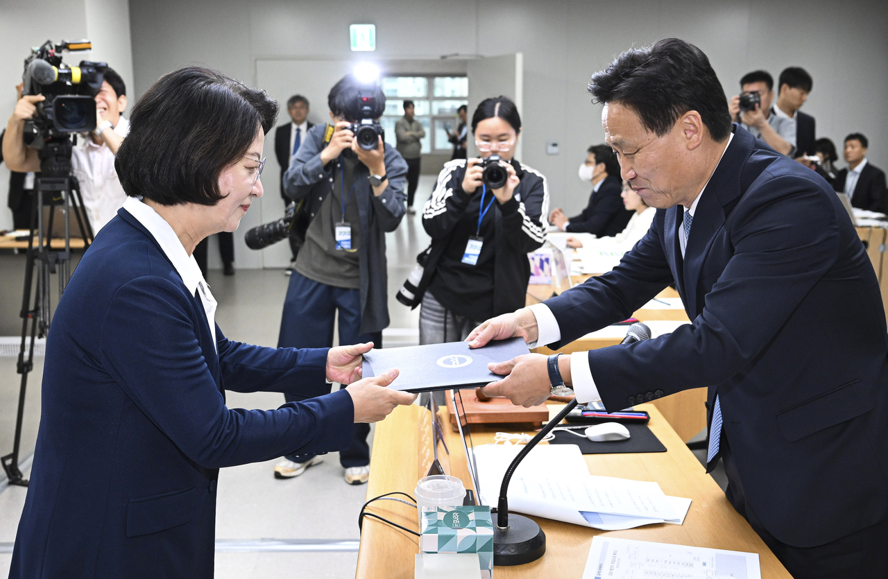 추미애(왼쪽) 경기도지사가 13일 경기도 수원시 영통구 경기도청에서 열린 국정감사에서 김영진 위원장에게 선서문을 전달하고 있다.  [연합]