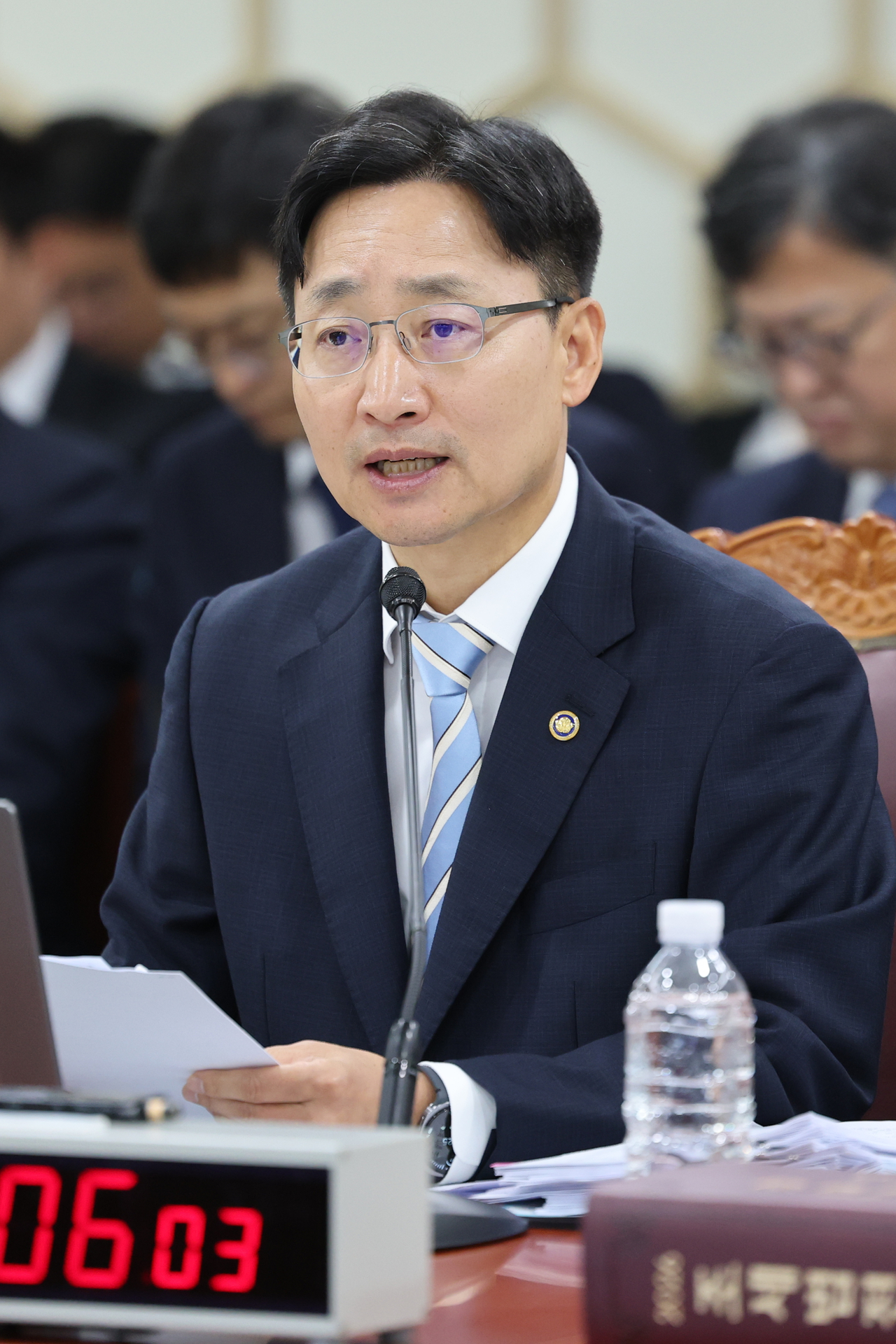 임광현 국세청장이 13일  정부세종2청사에서 열린 국회 재정경제기획위원회의 국세청에 대한 국정감사에서 위원 질의에 답하고 있다. [연합]