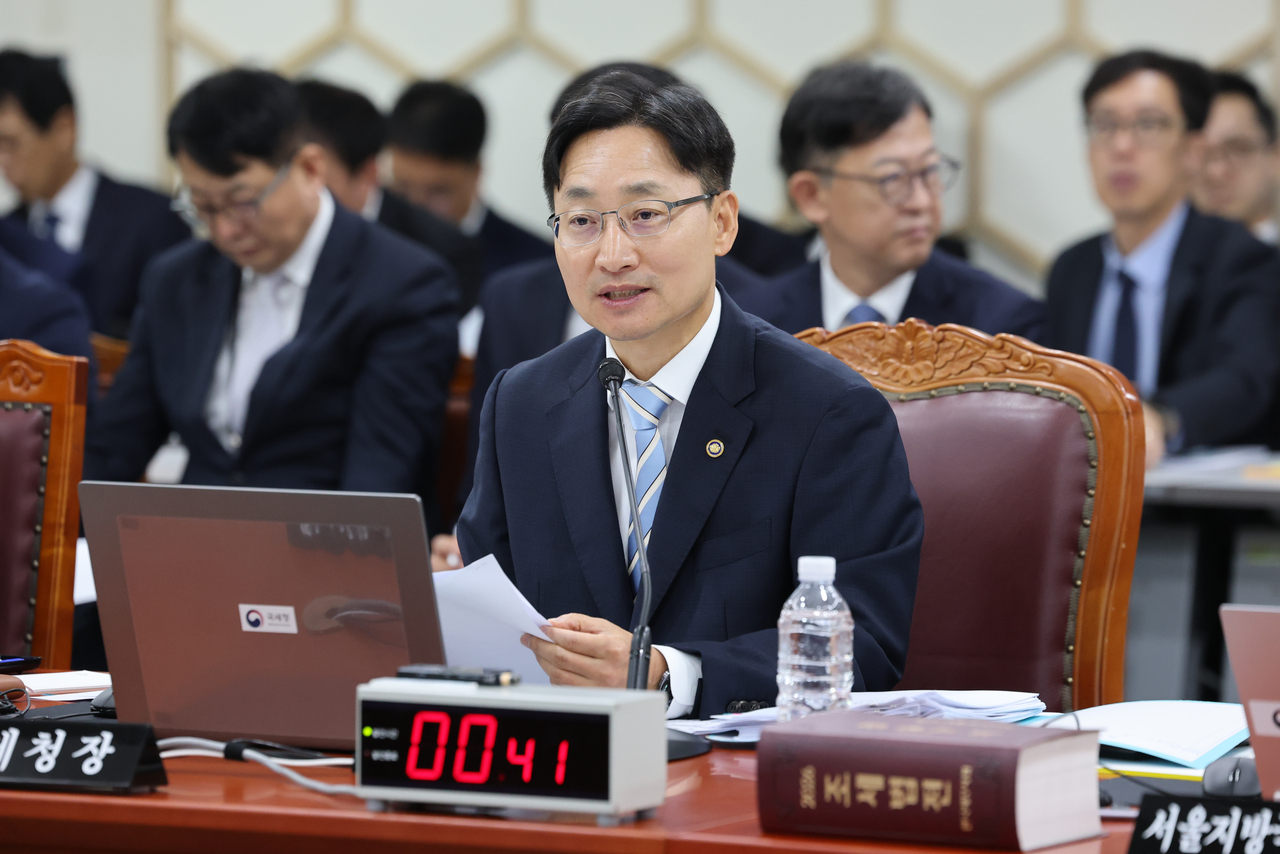임광현 국세청장이 13일 정부세종2청사에서 열린 국회 재정경제기획위원회의 국세청에 대한 국정감사에서 위원 질의에 답하고 있다. [연합]