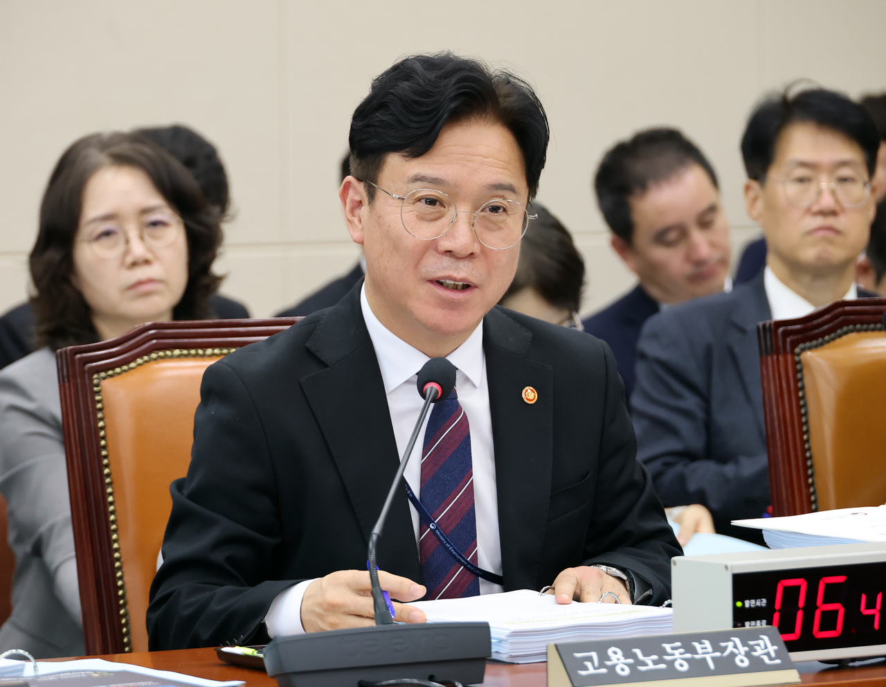 김영훈 고용노동부 장관이 13일 국회에서 열린 기후에너지환경노동위원회 국정감사에서 위원 질문에 답하고 있다. [연합]