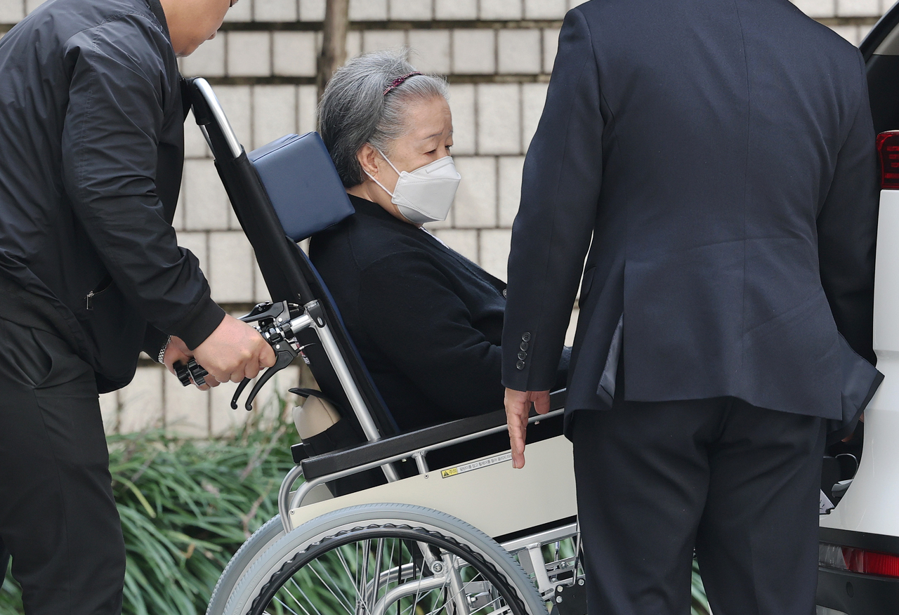Han is wheeled into the Seoul High Court in Seocho-gu, Seoul, on Tuesday for the first hearing of her appeal. (Yonhap)