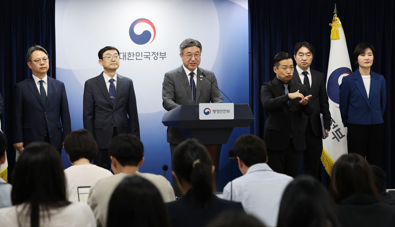 Interior Minister Yun Ho-jung (center) announces a plan to relocate central government agencies from Seoul, Incheon and Gyeonggi Province to Sejong at a briefing at the Seoul Government Complex on Tuesday. (Yonhap)