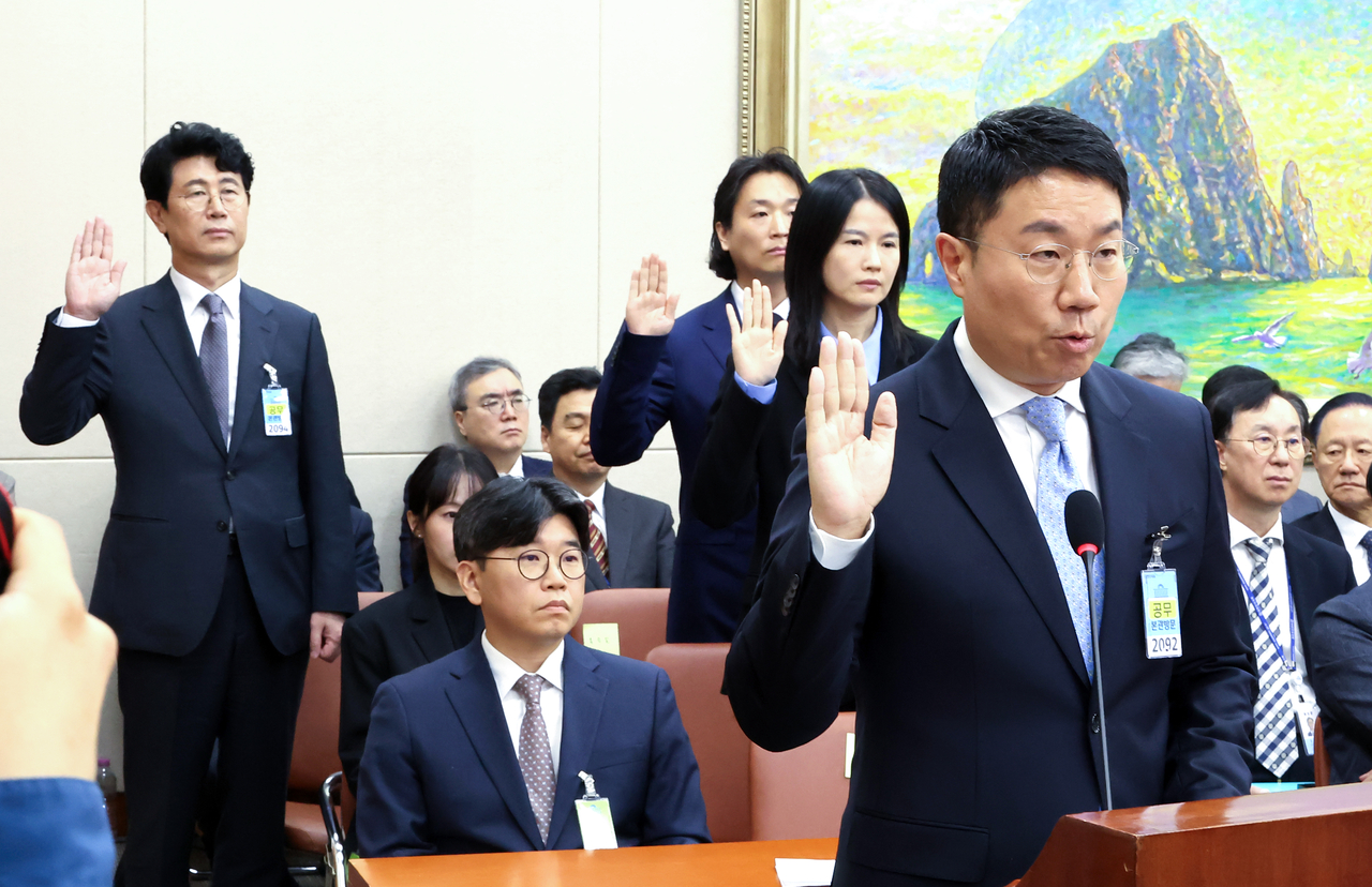 윤구 구글 코리아 대표(오른쪽부터), 최주희 티빙 대표, 홍승일 힐링페이퍼(강남언니) 대표, 이상운 KT CISO(최고정보보호책임자)가 13일 국회 정무위원회에서 열린 국정감사에서 증인 선서를 하고 있다. [연합]