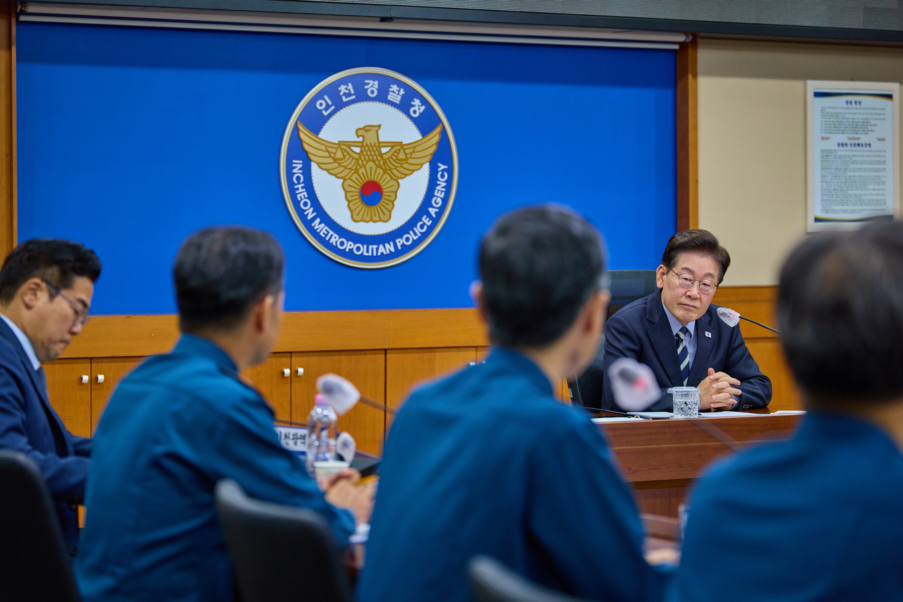 President Lee Jae Myung (second from right) reviews the response to a stabbing attack in Incheon at the Incheon Metropolitan Police Agency on Tuesday. (Cheong Wa Dae)