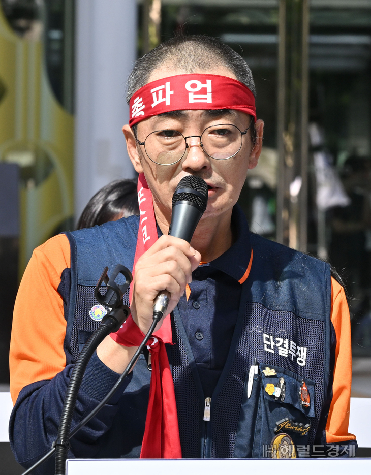 김성호 포스코 노조위원장이 지난 달 8일 오전 서울 강남구 포스코센터 앞에서 노사관계 정상화를 위한 마지막 결단 촉구 집회에 참석해 발언하고 있다. 임세준 기자