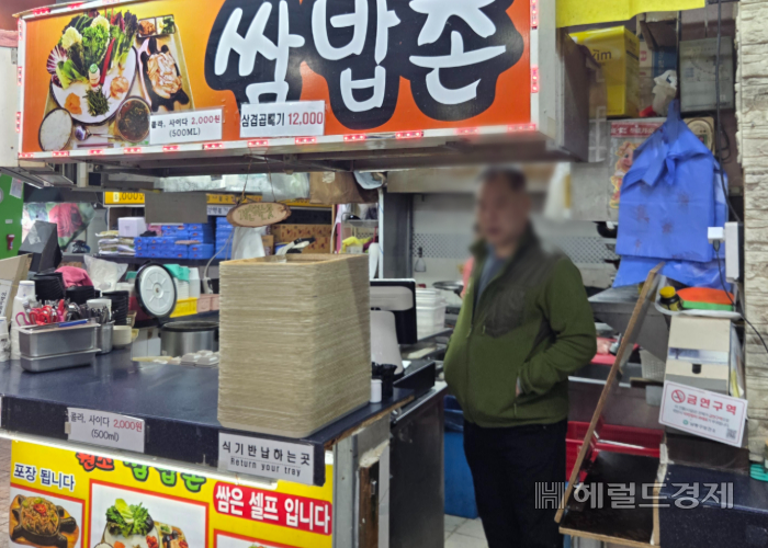 Shin In-su, 65, owner of a galbi rice-wrap restaurant in a mixed-use shopping complex in Guwol-dong, Namdong-gu, Incheon, who helped subdue the knife attacker along with other bystanders. (Lee Young-ki)
