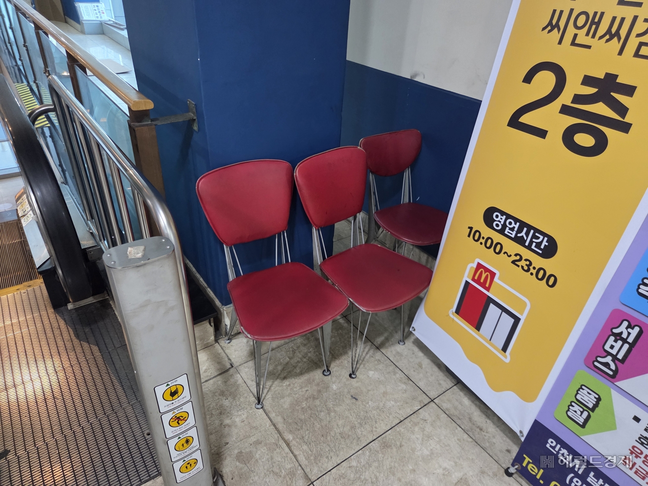 Chairs sit neatly arranged beside the escalator connecting the third and fourth floors — where the movie theater is located — of the shopping complex in Guwol-dong, Incheon. During the attack, Shin and other bystanders brought the chairs from the food court and used them to subdue the attacker. (Lee Young-ki)